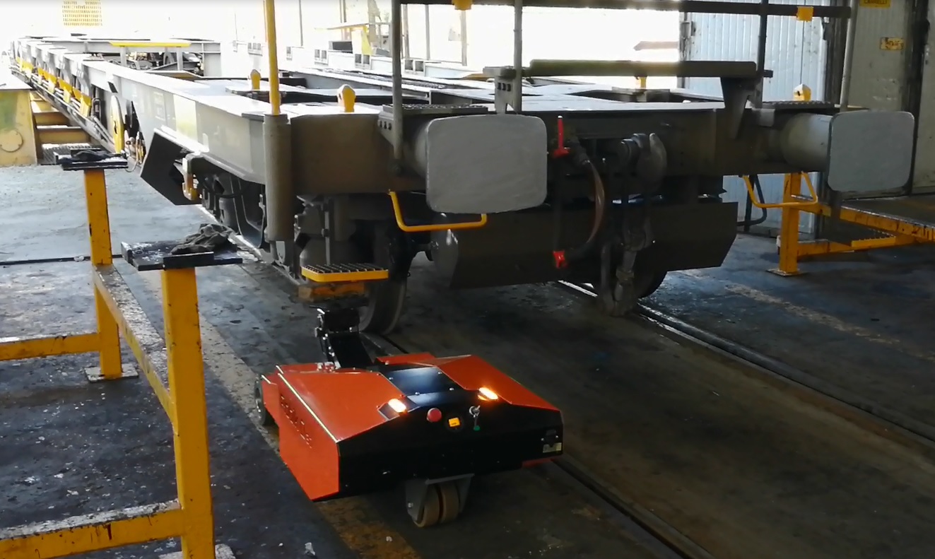 RAYLWAY SECTOR_Robik Q30 handling a vagon_2 Train wagon handling equipment