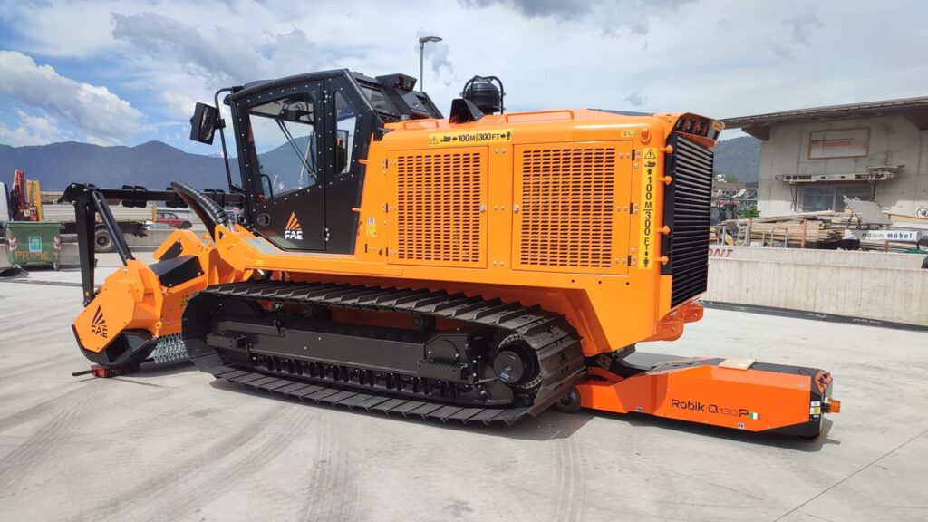 HEAVY MACHINE MANUFACTURING_Robik Q130 Electric Tug is handling heavy machine