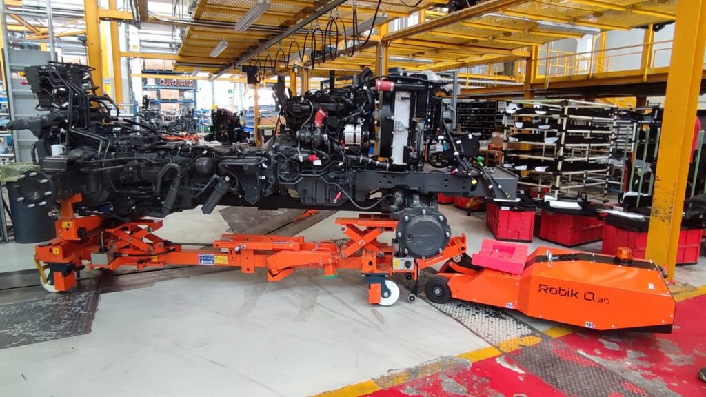 EARTHMOVING MACHINE SECTOR_Electric tug Robik Q30 handles components in the production area