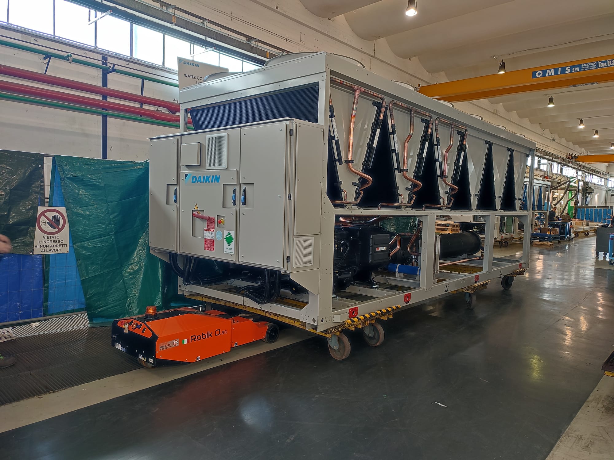 REFRIGERATION CHILLER SECTOR Robik Q30 electric tug material handling DAIKIN