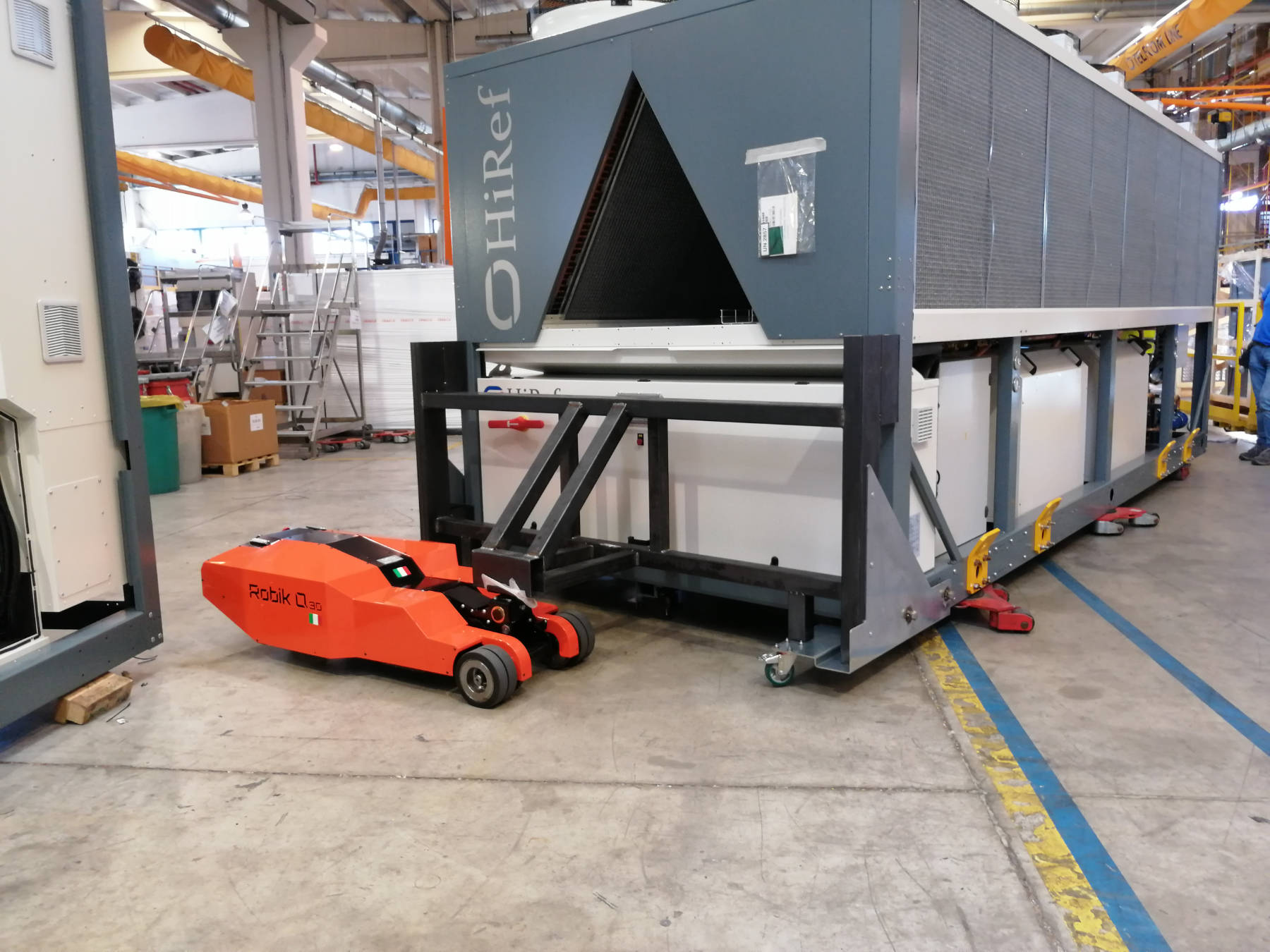 REFRIGERATION CHILLER SECTOR Robik Q30 handling a refrigeration system