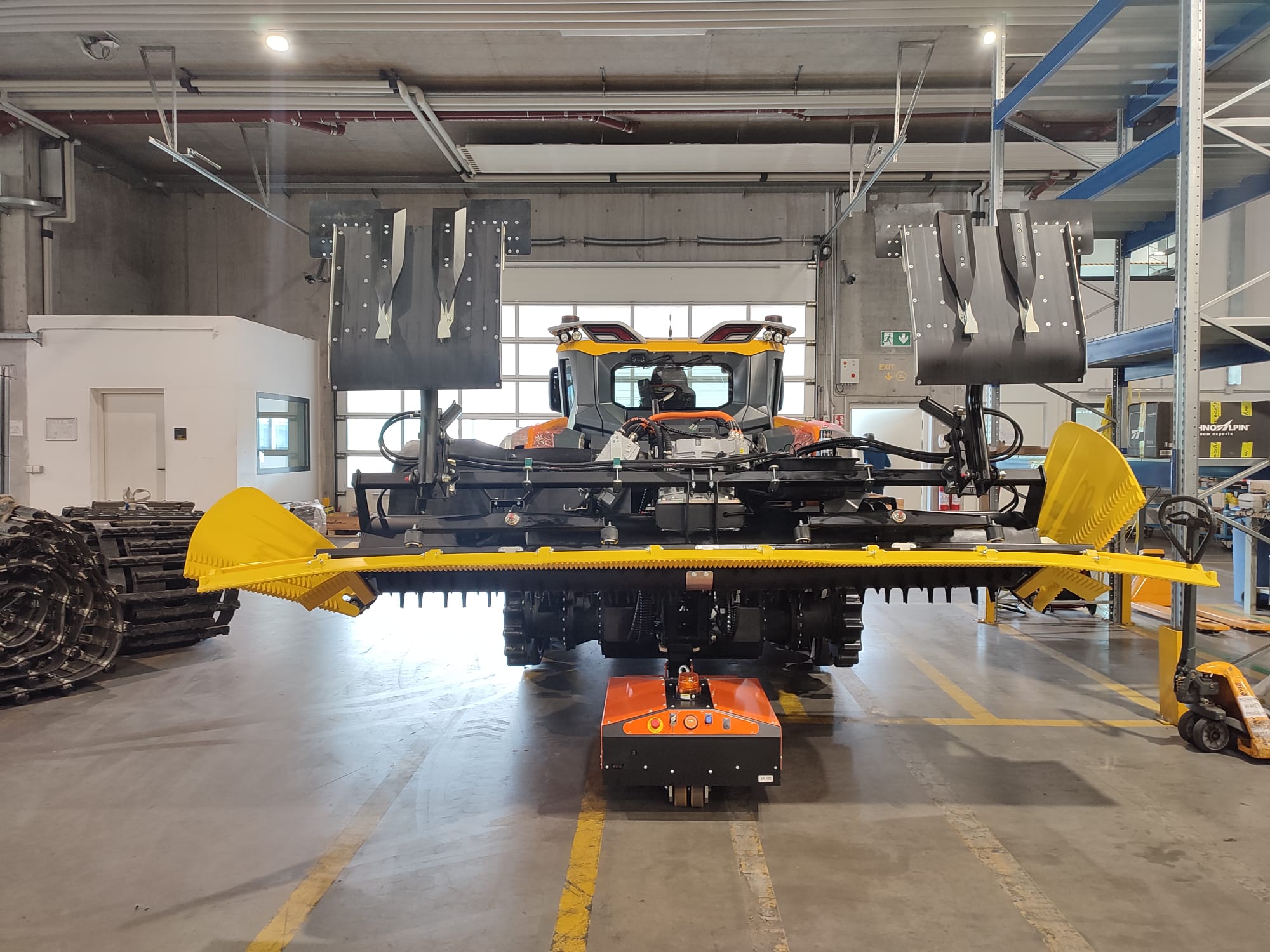 SNOW CAT SECTOR Robik q30 Material handling solution